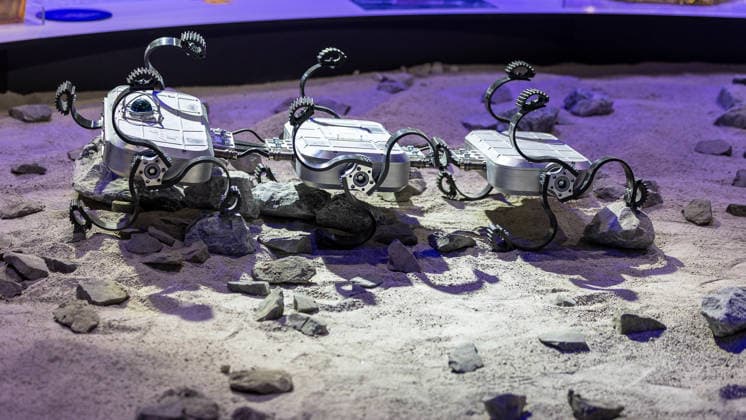 Presserundgang auf der ILA Berlin 2026, Berlin, 09.06.2026 Drei modulare Roboter-Prototypen auf einer simulierten Planetenoberfläche mit Sand und Gestein. Die Modelle mit spiralförmigen Greifarmen sind am Stand der ESA ausgestellt. *** Press tour at ILA Berlin 2026, Berlin, 09 06 2026 Three modular robot prototypes on a simulated planetary surface with sand and rock The models with spiral-shaped gripper arms are on display at the ESA stand 20260609-1V9A0677-M4000