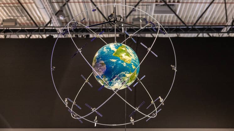Presserundgang auf der ILA Berlin 2026, Berlin, 09.06.2026 Modell eines Satelliten-Navigationssystems am ESA-Stand: Eine beleuchtete Erdkugel ist von ringfoermig angeordneten Satelliten-Miniaturen umgeben und symbolisiert globale Raumfahrt-Infrastruktur. *** Press tour at ILA Berlin 2026, Berlin, 09 06 2026 Model of a satellite navigation system at the ESA stand An illuminated globe is surrounded by miniature satellites arranged in a ring, symbolizing global space infrastructure 20260609-286A8864-M4000