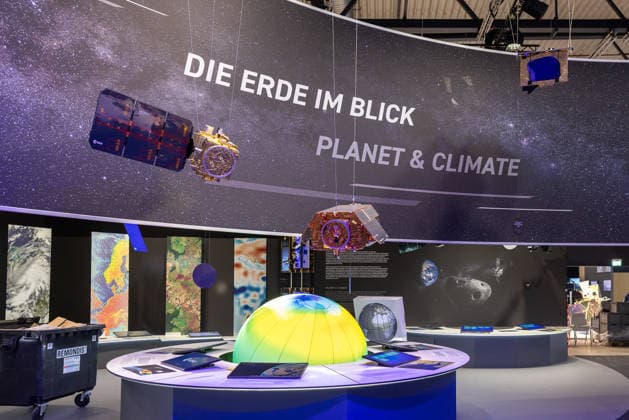 Presserundgang auf der ILA Berlin 2026, Berlin, 09.06.2026 Ausstellungsstand der ESA (European Space Agency) mit dem Themenbereich Die Erde im Blick - Planet & Climate . Haengende Satellitenmodelle, grossformatige Erdbeobachtungsbilder und ein beleuchtetes Erdmodell praegen die Praesentation. *** Press tour at ILA Berlin 2026, Berlin, 09 06 2026 Exhibition stand of the ESA European Space Agency with the theme Earth at a glance Planet Climate Hanging satellite models, large-format earth observation images and an illuminated earth model characterize the presentation 20260609-286A8875-M4000