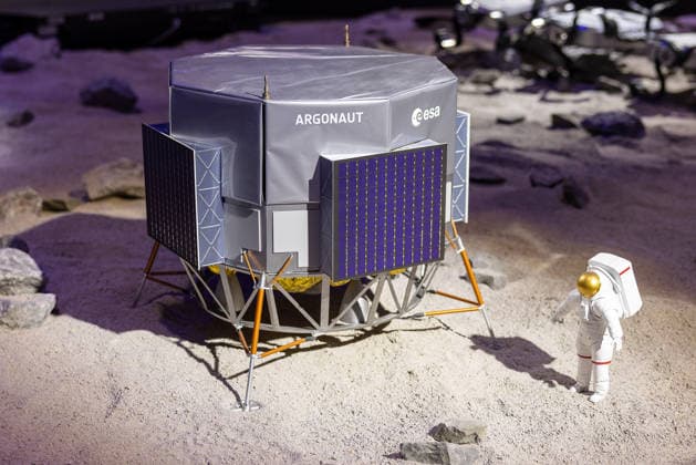 Presserundgang auf der ILA Berlin 2026, Berlin, 09.06.2026 Massstabsgetreues Modell des ESA-Mondlanders Argonaut mit ausgeklappten Solarpanelen, aufgestellt in einer simulierten Mondlandschaft. Neben dem Lander ist eine Astronautenfigur im Raumanzug zu sehen. *** Press tour at the ILA Berlin 2026, Berlin, 09 06 2026 Scale model of the ESA lunar lander Argonaut with unfolded solar panels, set up in a simulated lunar landscape An astronaut figure in a spacesuit can be seen next to the lander 20260609-286A8880-M4000
