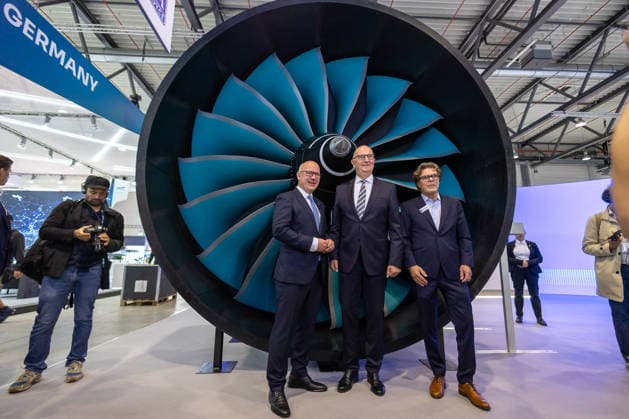 Presserundgang auf der ILA Berlin 2026, Berlin, 09.06.2026 Drei Personen posieren vor einem großen Triebwerks-Fan-Modell am Stand von Rolls-Royce. Dietmar Woidke, Ministerpräsident des Landes Brandenburg (Mitte), Kai Wegner, Regierender Bürgermeister von Berlin (links), und Frank Moesta, SVP Strategy & Future Programmes bei Rolls-Royce (rechts). *** Press tour at ILA Berlin 2026, Berlin, 09 06 2026 Three people pose in front of a large engine fan model at the Rolls Royce stand Dietmar Woidke, Minister President of the State of Brandenburg center , Kai Wegner, Governing Mayor of Berlin left , and Frank Moesta, SVP Strategy Future Programmes at Rolls Royce right 20260609-6V2A8232-M4000