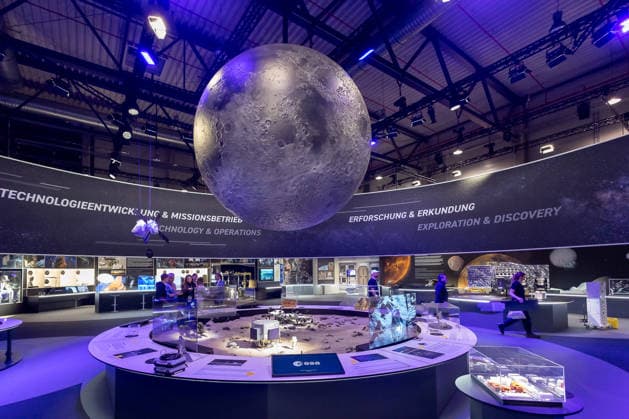 Presserundgang auf der ILA Berlin 2026, Berlin, 09.06.2026 Ausstellungsstand der ESA (European Space Agency) mit einer großen Mondkugel als Mittelpunkt. Rundumvitrine mit Mondlandefahrzeug-Modellen und Exponaten zu Technologieentwicklung, Missionsbetrieb sowie Erforschung und Erkundung. *** Press tour at ILA Berlin 2026, Berlin, 09 06 2026 ESA European Space Agency exhibition stand with a large moon sphere as the centerpiece Wrap-around showcase with moon landing vehicle models and exhibits on technology development, mission operations, exploration and exploration 20260609-6V2A8426-M4000