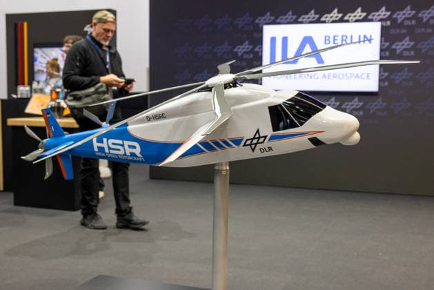 Presserundgang auf der ILA Berlin 2026, Berlin, 09.06.2026 Modell des DLR High-Speed Rotorcraft (HSR) mit der Kennung D-HSRC am Stand des Deutschen Zentrums fuer Luft- und Raumfahrt (DLR). Das Konzept zeigt einen schnellen Drehfluegler mit koaxialem Rotorsystem und Heckpropeller. *** Press tour at ILA Berlin 2026, Berlin, 09 06 2026 Model of the DLR High Speed Rotorcraft HSR with the identification D HSRC at the stand of the German Aerospace Center DLR The concept shows a fast rotorcraft with coaxial rotor system and tail propeller 20260609-286A8926-M4000