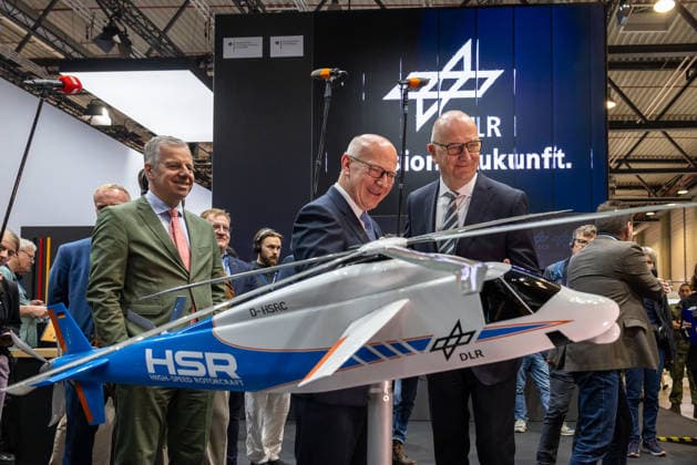 Presserundgang auf der ILA Berlin 2026, Berlin, 09.06.2026 Dietmar Woidke, Ministerpräsident des Landes Brandenburg (rechts), und Kai Wegner, Regierender Bürgermeister von Berlin (Mitte), betrachten das Modell des DLR High-Speed Rotorcraft (HSR, D-HSRC). Links Martin Kroell (BDLI Mittelstandsbeauftragter, Schatzmeister & CEO AUTOFLUG GmbH). *** Press tour at the ILA Berlin 2026, Berlin, 09 06 2026 Dietmar Woidke, Minister President of the State of Brandenburg right , and Kai Wegner, Governing Mayor of Berlin Mitte , look at the model of the DLR High Speed Rotorcraft HSR, D HSRC Left Martin Kroell BDLI SME Representative, Treasurer CEO AUTOFLUG GmbH 20260609-286A8961-M4000