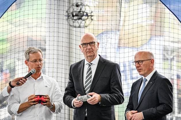 Internationale Luftfahrtausstellung ILA ** NUR FÜR REDAKTIONELLE ZWECKE ** EDITORIAL USE ONLY **<p>Dietmar Woidke (SPD), Ministerpräsident des Landes Brandenburg und Kai Wegner (CDU), Regierender Bürgermeister von Berlin. Von nachhaltigen Antrieben für die zivile Luftfahrt über hochmoderne Drohnen im Defence-Bereich bis hin zu modernster Satellitentechnik für aktuelle und künftige Weltraummissionen: Die ILA Berlin zeigt die Zukunft der Luft- und Raumfahrt. 750 Aussteller aus 37 Ländern präsentieren die neuesten Innovationen und Entwicklungen der Branche. Darüber hinaus werden rund 100 Fluggeräte am Boden und in der Luft zu erleben sein, fotografiert am 09.06.2026 in Berlin. Berlin Berlin Berlin Copyright: MaurizioxGambarini *** Copyright: MaurizioxGambarini doc867qum181dwsuw40mem ,EDITORIAL USE ONLY