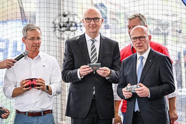 Internationale Luftfahrtausstellung ILA ** NUR FÜR REDAKTIONELLE ZWECKE ** EDITORIAL USE ONLY **<p>Dietmar Woidke (SPD), Ministerpräsident des Landes Brandenburg und Kai Wegner (CDU), Regierender Bürgermeister von Berlin. Von nachhaltigen Antrieben für die zivile Luftfahrt über hochmoderne Drohnen im Defence-Bereich bis hin zu modernster Satellitentechnik für aktuelle und künftige Weltraummissionen: Die ILA Berlin zeigt die Zukunft der Luft- und Raumfahrt. 750 Aussteller aus 37 Ländern präsentieren die neuesten Innovationen und Entwicklungen der Branche. Darüber hinaus werden rund 100 Fluggeräte am Boden und in der Luft zu erleben sein, fotografiert am 09.06.2026 in Berlin. Berlin Berlin Berlin Copyright: MaurizioxGambarini *** Copyright: MaurizioxGambarini doc867qum9c2gk5hdcwhcs ,EDITORIAL USE ONLY