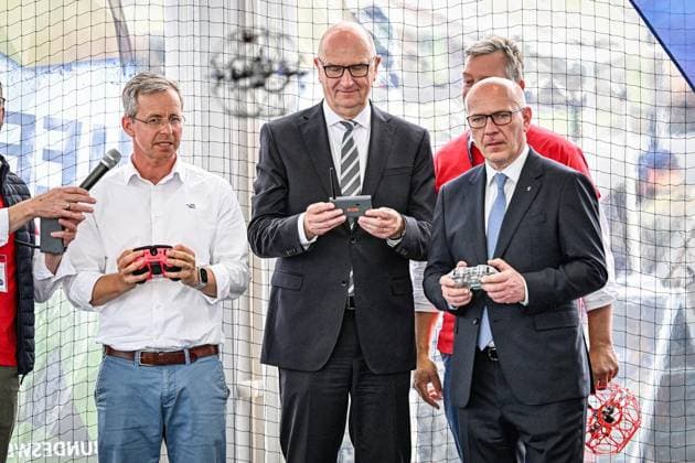 Internationale Luftfahrtausstellung ILA ** NUR FÜR REDAKTIONELLE ZWECKE ** EDITORIAL USE ONLY **<p>Dietmar Woidke (SPD), Ministerpräsident des Landes Brandenburg und Kai Wegner (CDU), Regierender Bürgermeister von Berlin. Von nachhaltigen Antrieben für die zivile Luftfahrt über hochmoderne Drohnen im Defence-Bereich bis hin zu modernster Satellitentechnik für aktuelle und künftige Weltraummissionen: Die ILA Berlin zeigt die Zukunft der Luft- und Raumfahrt. 750 Aussteller aus 37 Ländern präsentieren die neuesten Innovationen und Entwicklungen der Branche. Darüber hinaus werden rund 100 Fluggeräte am Boden und in der Luft zu erleben sein, fotografiert am 09.06.2026 in Berlin. Berlin Berlin Berlin Copyright: MaurizioxGambarini *** Copyright: MaurizioxGambarini doc867qumc24ts1mw3qwmbp ,EDITORIAL USE ONLY