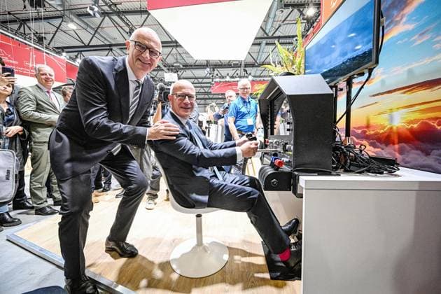 Internationale Luftfahrtausstellung ILA ** NUR FÜR REDAKTIONELLE ZWECKE ** EDITORIAL USE ONLY **<p>Dietmar Woidke (SPD), Ministerpräsident des Landes Brandenburg und Kai Wegner (CDU), Regierender Bürgermeister von Berlin an einem Flugsimulator. Von nachhaltigen Antrieben für die zivile Luftfahrt über hochmoderne Drohnen im Defence-Bereich bis hin zu modernster Satellitentechnik für aktuelle und künftige Weltraummissionen: Die ILA Berlin zeigt die Zukunft der Luft- und Raumfahrt. 750 Aussteller aus 37 Ländern präsentieren die neuesten Innovationen und Entwicklungen der Branche. Darüber hinaus werden rund 100 Fluggeräte am Boden und in der Luft zu erleben sein, fotografiert am 09.06.2026 in Berlin. Berlin Berlin Berlin Copyright: Copyright: MaurizioxGambarini doc867qwg2d1x599bam973 ,EDITORIAL USE ONLY