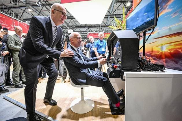 Internationale Luftfahrtausstellung ILA ** NUR FÜR REDAKTIONELLE ZWECKE ** EDITORIAL USE ONLY **<p>Dietmar Woidke (SPD), Ministerpräsident des Landes Brandenburg und Kai Wegner (CDU), Regierender Bürgermeister von Berlin an einem Flugsimulator. Von nachhaltigen Antrieben für die zivile Luftfahrt über hochmoderne Drohnen im Defence-Bereich bis hin zu modernster Satellitentechnik für aktuelle und künftige Weltraummissionen: Die ILA Berlin zeigt die Zukunft der Luft- und Raumfahrt. 750 Aussteller aus 37 Ländern präsentieren die neuesten Innovationen und Entwicklungen der Branche. Darüber hinaus werden rund 100 Fluggeräte am Boden und in der Luft zu erleben sein, fotografiert am 09.06.2026 in Berlin. Berlin Berlin Berlin Copyright: Copyright: MaurizioxGambarini doc867qwho6qlv7x0efmbo ,EDITORIAL USE ONLY