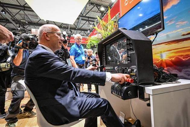 Internationale Luftfahrtausstellung ILA ** NUR FÜR REDAKTIONELLE ZWECKE ** EDITORIAL USE ONLY **<p>Dietmar Woidke (SPD), Ministerpräsident des Landes Brandenburg und Kai Wegner (CDU), Regierender Bürgermeister von Berlin an einem Flugsimulator. Von nachhaltigen Antrieben für die zivile Luftfahrt über hochmoderne Drohnen im Defence-Bereich bis hin zu modernster Satellitentechnik für aktuelle und künftige Weltraummissionen: Die ILA Berlin zeigt die Zukunft der Luft- und Raumfahrt. 750 Aussteller aus 37 Ländern präsentieren die neuesten Innovationen und Entwicklungen der Branche. Darüber hinaus werden rund 100 Fluggeräte am Boden und in der Luft zu erleben sein, fotografiert am 09.06.2026 in Berlin. Berlin Berlin Berlin Copyright: Copyright: MaurizioxGambarini doc867qwhu7zd1bkspehc0 ,EDITORIAL USE ONLY