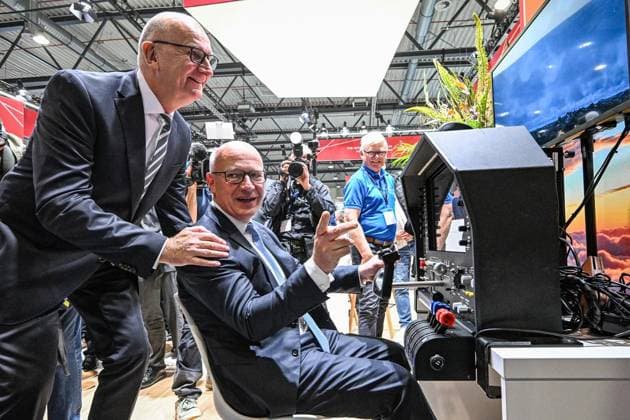 Internationale Luftfahrtausstellung ILA ** NUR FÜR REDAKTIONELLE ZWECKE ** EDITORIAL USE ONLY **<p>Dietmar Woidke (SPD), Ministerpräsident des Landes Brandenburg und Kai Wegner (CDU), Regierender Bürgermeister von Berlin an einem Flugsimulator. Von nachhaltigen Antrieben für die zivile Luftfahrt über hochmoderne Drohnen im Defence-Bereich bis hin zu modernster Satellitentechnik für aktuelle und künftige Weltraummissionen: Die ILA Berlin zeigt die Zukunft der Luft- und Raumfahrt. 750 Aussteller aus 37 Ländern präsentieren die neuesten Innovationen und Entwicklungen der Branche. Darüber hinaus werden rund 100 Fluggeräte am Boden und in der Luft zu erleben sein, fotografiert am 09.06.2026 in Berlin. Berlin Berlin Berlin Copyright: Copyright: MaurizioxGambarini doc867qxfz1rjn1ed67lmbo ,EDITORIAL USE ONLY