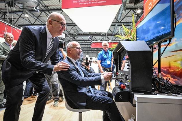 Internationale Luftfahrtausstellung ILA ** NUR FÜR REDAKTIONELLE ZWECKE ** EDITORIAL USE ONLY **<p>Dietmar Woidke (SPD), Ministerpräsident des Landes Brandenburg und Kai Wegner (CDU), Regierender Bürgermeister von Berlin an einem Flugsimulator. Von nachhaltigen Antrieben für die zivile Luftfahrt über hochmoderne Drohnen im Defence-Bereich bis hin zu modernster Satellitentechnik für aktuelle und künftige Weltraummissionen: Die ILA Berlin zeigt die Zukunft der Luft- und Raumfahrt. 750 Aussteller aus 37 Ländern präsentieren die neuesten Innovationen und Entwicklungen der Branche. Darüber hinaus werden rund 100 Fluggeräte am Boden und in der Luft zu erleben sein, fotografiert am 09.06.2026 in Berlin. Berlin Berlin Berlin Copyright: Copyright: MaurizioxGambarini doc867qxg593863perz9al ,EDITORIAL USE ONLY