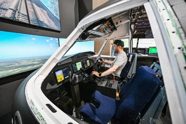 Internationale Luftfahrtausstellung ILA ** NUR FÜR REDAKTIONELLE ZWECKE ** EDITORIAL USE ONLY **<p>Ein Besucher fliegt in einem Simulator eines Dornier 328-Testflugzeugs. Von nachhaltigen Antrieben für die zivile Luftfahrt über hochmoderne Drohnen im Defence-Bereich bis hin zu modernster Satellitentechnik für aktuelle und künftige Weltraummissionen: Die ILA Berlin zeigt die Zukunft der Luft- und Raumfahrt. 750 Aussteller aus 37 Ländern präsentieren die neuesten Innovationen und Entwicklungen der Branche. Darüber hinaus werden rund 100 Fluggeräte am Boden und in der Luft zu erleben sein, fotografiert am 09.06.2026 in Berlin. Berlin Berlin Berlin Copyright: MaurizioxGambarini *** International Aerospace Exhibition ILA FOR EDITORIAL Copyright: MaurizioxGambarini doc867qz8xvmc8wpcel9aa ,EDITORIAL USE ONLY
