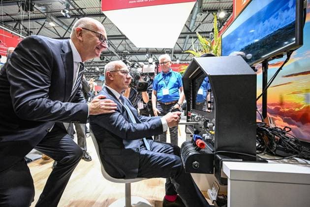 Internationale Luftfahrtausstellung ILA ** NUR FÜR REDAKTIONELLE ZWECKE ** EDITORIAL USE ONLY **<p>Dietmar Woidke (SPD), Ministerpräsident des Landes Brandenburg und Kai Wegner (CDU), Regierender Bürgermeister von Berlin an einem Flugsimulator. Von nachhaltigen Antrieben für die zivile Luftfahrt über hochmoderne Drohnen im Defence-Bereich bis hin zu modernster Satellitentechnik für aktuelle und künftige Weltraummissionen: Die ILA Berlin zeigt die Zukunft der Luft- und Raumfahrt. 750 Aussteller aus 37 Ländern präsentieren die neuesten Innovationen und Entwicklungen der Branche. Darüber hinaus werden rund 100 Fluggeräte am Boden und in der Luft zu erleben sein, fotografiert am 09.06.2026 in Berlin. Berlin Berlin Berlin Copyright: Copyright: MaurizioxGambarini doc867qz8y53yu481q0mcz ,EDITORIAL USE ONLY