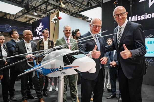 Internationale Luftfahrtausstellung ILA ** NUR FÜR REDAKTIONELLE ZWECKE ** EDITORIAL USE ONLY **<p>Dietmar Woidke (SPD), Ministerpräsident des Landes Brandenburg und Kai Wegner (CDU), Regierender Bürgermeister von Berlin. Von nachhaltigen Antrieben für die zivile Luftfahrt über hochmoderne Drohnen im Defence-Bereich bis hin zu modernster Satellitentechnik für aktuelle und künftige Weltraummissionen: Die ILA Berlin zeigt die Zukunft der Luft- und Raumfahrt. 750 Aussteller aus 37 Ländern präsentieren die neuesten Innovationen und Entwicklungen der Branche. Darüber hinaus werden rund 100 Fluggeräte am Boden und in der Luft zu erleben sein, fotografiert am 09.06.2026 in Berlin. Berlin Berlin Berlin Copyright: MaurizioxGambarini *** Copyright: MaurizioxGambarini doc867r20fo8ud14x7hhg0 ,EDITORIAL USE ONLY