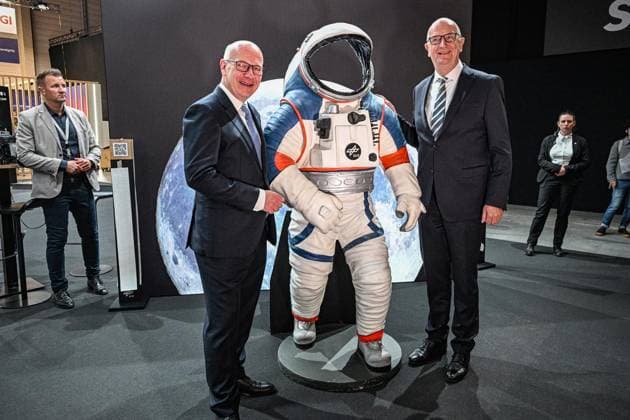 Internationale Luftfahrtausstellung ILA ** NUR FÜR REDAKTIONELLE ZWECKE ** EDITORIAL USE ONLY **<p>Dietmar Woidke (SPD), Ministerpräsident des Landes Brandenburg und Kai Wegner (CDU), Regierender Bürgermeister von Berlin. Von nachhaltigen Antrieben für die zivile Luftfahrt über hochmoderne Drohnen im Defence-Bereich bis hin zu modernster Satellitentechnik für aktuelle und künftige Weltraummissionen: Die ILA Berlin zeigt die Zukunft der Luft- und Raumfahrt. 750 Aussteller aus 37 Ländern präsentieren die neuesten Innovationen und Entwicklungen der Branche. Darüber hinaus werden rund 100 Fluggeräte am Boden und in der Luft zu erleben sein, fotografiert am 09.06.2026 in Berlin. Berlin Berlin Berlin Copyright: MaurizioxGambarini *** Copyright: MaurizioxGambarini doc867r3vu8s3nh7v4vmbo ,EDITORIAL USE ONLY