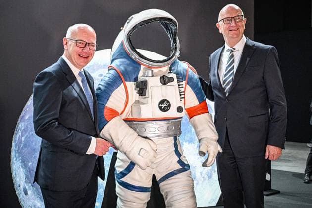 Internationale Luftfahrtausstellung ILA ** NUR FÜR REDAKTIONELLE ZWECKE ** EDITORIAL USE ONLY **<p>Dietmar Woidke (SPD), Ministerpräsident des Landes Brandenburg und Kai Wegner (CDU), Regierender Bürgermeister von Berlin. Von nachhaltigen Antrieben für die zivile Luftfahrt über hochmoderne Drohnen im Defence-Bereich bis hin zu modernster Satellitentechnik für aktuelle und künftige Weltraummissionen: Die ILA Berlin zeigt die Zukunft der Luft- und Raumfahrt. 750 Aussteller aus 37 Ländern präsentieren die neuesten Innovationen und Entwicklungen der Branche. Darüber hinaus werden rund 100 Fluggeräte am Boden und in der Luft zu erleben sein, fotografiert am 09.06.2026 in Berlin. Berlin Berlin Berlin Copyright: MaurizioxGambarini *** Copyright: MaurizioxGambarini doc867r3w4flye6bwcshej ,EDITORIAL USE ONLY