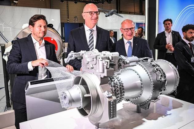 Internationale Luftfahrtausstellung ILA ** NUR FÜR REDAKTIONELLE ZWECKE ** EDITORIAL USE ONLY **<p>Dietmar Woidke (SPD), Ministerpräsident des Landes Brandenburg und Kai Wegner (CDU), Regierender Bürgermeister von Berlin. Von nachhaltigen Antrieben für die zivile Luftfahrt über hochmoderne Drohnen im Defence-Bereich bis hin zu modernster Satellitentechnik für aktuelle und künftige Weltraummissionen: Die ILA Berlin zeigt die Zukunft der Luft- und Raumfahrt. 750 Aussteller aus 37 Ländern präsentieren die neuesten Innovationen und Entwicklungen der Branche. Darüber hinaus werden rund 100 Fluggeräte am Boden und in der Luft zu erleben sein, fotografiert am 09.06.2026 in Berlin. Berlin Berlin Berlin Copyright: MaurizioxGambarini *** Copyright: MaurizioxGambarini doc867r5pgg0qtv5oxh9e ,EDITORIAL USE ONLY