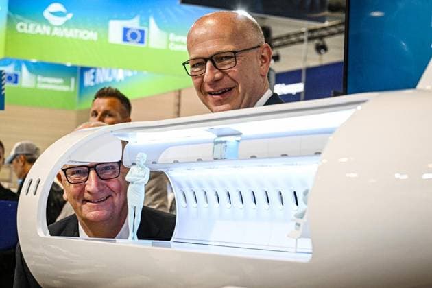 Internationale Luftfahrtausstellung ILA ** NUR FÜR REDAKTIONELLE ZWECKE ** EDITORIAL USE ONLY **<p>Dietmar Woidke (SPD), Ministerpräsident des Landes Brandenburg und Kai Wegner (CDU), Regierender Bürgermeister von Berlin. Von nachhaltigen Antrieben für die zivile Luftfahrt über hochmoderne Drohnen im Defence-Bereich bis hin zu modernster Satellitentechnik für aktuelle und künftige Weltraummissionen: Die ILA Berlin zeigt die Zukunft der Luft- und Raumfahrt. 750 Aussteller aus 37 Ländern präsentieren die neuesten Innovationen und Entwicklungen der Branche. Darüber hinaus werden rund 100 Fluggeräte am Boden und in der Luft zu erleben sein, fotografiert am 09.06.2026 in Berlin. Berlin Berlin Berlin Copyright: MaurizioxGambarini *** Copyright: MaurizioxGambarini doc867r6nb1z5f1ly3pe9b3 ,EDITORIAL USE ONLY