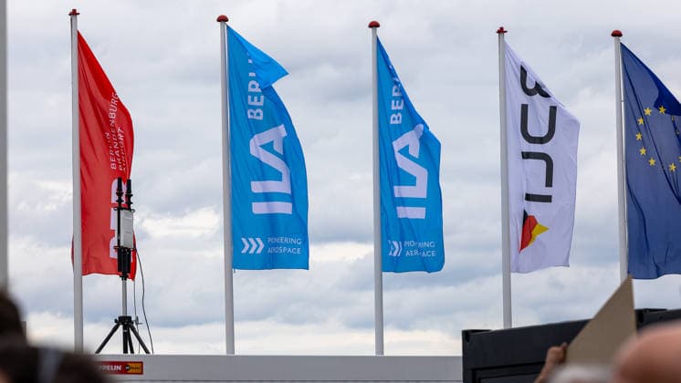 Presserundgang auf der ILA Berlin 2026, Berlin, 09.06.2026 Fahnen der ILA Berlin 2026 ( Pioneering Aerospace ) sowie des Berlin Brandenburg Airport und der Europäischen Union wehen im Wind. Aufnahme vom Presserundgang der internationalen Luft- und Raumfahrtmesse. *** Press tour at ILA Berlin 2026, Berlin, 09 06 2026 Flags of ILA Berlin 2026 Pioneering Aerospace, Berlin Brandenburg Airport and the European Union blowing in the wind Photo of the press tour of the international aerospace trade fair 20260609-1V9A0795-M4000