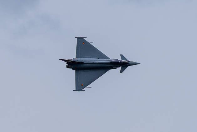 Presserundgang auf der ILA Berlin 2026, Berlin, 09.06.2026 Ein Eurofighter Typhoon zeigt beim Flugdisplay eine Steilkurve. Der Kampfjet ist in grauer Tarnlackierung von unten zu sehen. *** Press tour at the ILA Berlin 2026, Berlin, 09 06 2026 A Eurofighter Typhoon shows a steep turn at the flight display The fighter jet can be seen in gray camouflage from below 20260609-1V9A0895-M4000