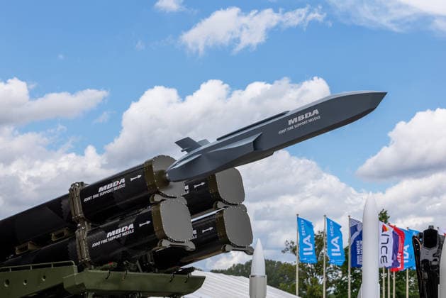 Presserundgang auf der ILA Berlin 2026, Berlin, 09.06.2026 Raketenwerfer mit MBDA Joint Fire Support Missile auf der Internationalen Luft- und Raumfahrtausstellung ILA Berlin. Im Hintergrund sind ILA-Messefahnen zu sehen. *** Press tour at the ILA Berlin 2026, Berlin, 09 06 2026 Rocket launcher with MBDA Joint Fire Support Missile at the International Aerospace Exhibition ILA Berlin ILA exhibition flags can be seen in the background 20260609-1V9A0936-M4000