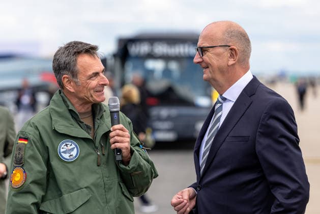 Presserundgang auf der ILA Berlin 2026, Berlin, 09.06.2026 Oberst Kristof Conrath erläutert Dietmar Woidke (Ministerpräsident des Landes Brandenburg) das Static Display der Bundeswehr Luftwaffe. Conrath trägt einen Flugoverall mit ILA-2026-Abzeichen und hält ein Mikrofon. *** Press tour at the ILA Berlin 2026, Berlin, 09 06 2026 Colonel Kristof Conrath explains the static display of the German Air Force to Dietmar Woidke, Minister President of the State of Brandenburg Conrath wears a flight overall with ILA 2026 insignia and holds a microphone 20260609-1V9A0946-M4000