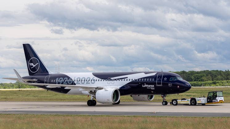 Presserundgang auf der ILA Berlin 2026, Berlin, 09.06.2026 Ein Airbus A320neo der Lufthansa (D-AING) mit Sonderlackierung zum 100-jährigen Jubiläum 1926 2026 wird von einem Schlepper auf dem Vorfeld bewegt. Die Maschine trägt den Taufnamen Kerpen . *** Press tour at the ILA Berlin 2026, Berlin, 09 06 2026 An Airbus A320neo of Lufthansa D AING with special livery for the 100th anniversary 1926 2026 is moved on the apron by a tug The aircraft bears the baptismal name Kerpen 20260609-1V9A0984-M4000