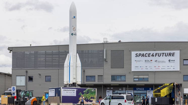 Presserundgang auf der ILA Berlin 2026, Berlin, 09.06.2026 Maßstabsgetreues Modell einer Ariane-Rakete (ArianeGroup ESA) vor dem Space4Future-Pavillon auf der ILA Berlin. Im Hintergrund Banner von BDLI, DLR und ESA. *** Press tour at ILA Berlin 2026, Berlin, 09 06 2026 Scale model of an Ariane rocket ArianeGroup ESA in front of the Space4Future Pavilion at ILA Berlin In the background banners of BDLI, DLR and ESA 20260609-286A9209-M4000
