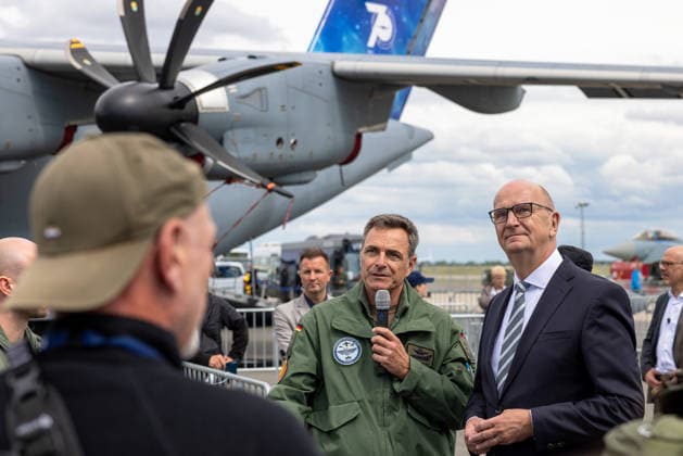 Presserundgang auf der ILA Berlin 2026, Berlin, 09.06.2026 Oberst Kristof Conrath erläutert Dietmar Woidke (Ministerpräsident des Landes Brandenburg) das Static Display der Bundeswehr. Im Hintergrund ein Airbus A400M der Luftwaffe. *** Press tour at the ILA Berlin 2026, Berlin, 09 06 2026 Colonel Kristof Conrath explains the static display of the Bundeswehr to Dietmar Woidke, Minister President of the State of Brandenburg In the background an Airbus A400M of the German Air Force 20260609-286A9249-M4000