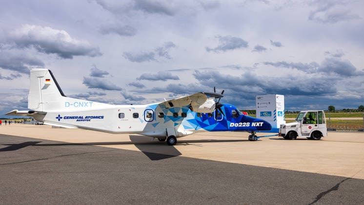 Presserundgang auf der ILA Berlin 2026, Berlin, 09.06.2026 Eine Dornier Do228 NXT von General Atomics Aerotec (Kennzeichen D-CNXT) wird auf dem Vorfeld der ILA Berlin von einem Schleppfahrzeug positioniert. Das zweimotorige Turboprop-Flugzeug traegt eine auffaellige blau-weisse Lackierung. *** Press tour at the ILA Berlin 2026, Berlin, 09 06 2026 A Dornier Do228 NXT from General Atomics Aerotec, registration D CNXT, is positioned on the apron of the ILA Berlin by a towing vehicle The twin-engine turboprop aircraft wears a striking blue and white livery 20260609-286A9254-M4000