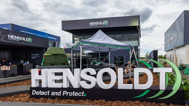 Presserundgang auf der ILA Berlin 2026, Berlin, 09.06.2026 Aussenstand von Hensoldt ( Detect and Protect ) auf der ILA Berlin 2026. Im Hintergrund ist auch ein gemeinsamer Stand mit Rheinmetall sichtbar, davor ein militaerisches Fahrzeug vom Typ Elysion. *** Press tour at the ILA Berlin 2026, Berlin, 09 06 2026 Outdoor stand of Hensoldt Detect and Protect at the ILA Berlin 2026 In the background you can also see a joint stand with Rheinmetall, in front of it a military vehicle of the type Elysion 20260609-6V2A9092-M4000