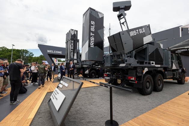 Presserundgang auf der ILA Berlin 2026, Berlin, 09.06.2026 Besucher und Pressevertreter begutachten das Flugabwehrsystem IRIS-T SLS und IRIS-T SLX von Diehl Defence beim Presserundgang. Begleitet wird der Rundgang von Dietmar Woidke, Ministerpräsident des Landes Brandenburg, und Kai Wegner, Regierender Bürgermeister von Berlin. *** Press tour at the ILA Berlin 2026, Berlin, 09 06 2026 Visitors and press representatives inspect the IRIS T SLS and IRIS T SLX air defence system from Diehl Defence during the press tour The tour is accompanied by Dietmar Woidke, Minister President of the State of Brandenburg, and Kai Wegner, Governing Mayor of Berlin 20260609-6V2A9171-M4000