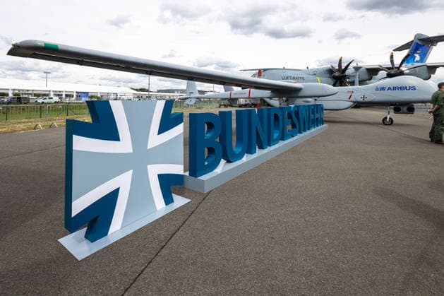Presserundgang auf der ILA Berlin 2026, Berlin, 09.06.2026 Bundeswehr-Logo mit Eisernem Kreuz vor einem IAI-Airbus-Drohnenexponat und einem Transportflugzeug der Luftwaffe auf dem Freigelaende der Luft- und Raumfahrtausstellung ILA. *** Press tour at the ILA Berlin 2026, Berlin, 09 06 2026 Bundeswehr logo with Iron Cross in front of an IAI Airbus drone exhibit and an air force transport aircraft on the open-air grounds of the ILA air and space show 20260609-6V2A9280-M4000