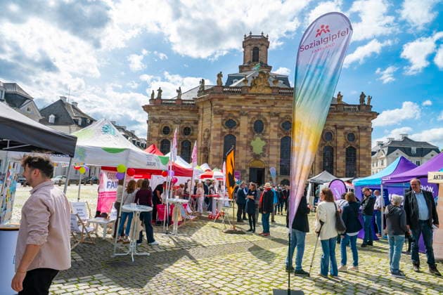 Am Dienstag (9.6.2026) findet in Saarbrücken der saarländische Sozialgipfel statt. Eine der zentralen Forderungen von Gewerkschaften, Kirchen und Verbänden: Der Staat müsse in den Sozialstaat unter anderem in Renten-, Kranken- und Pflegeversicherung investieren, statt dort zu kürzen. Die derzeitige Debatte um eine Reform des Sozialstaats wird heute Nachmittag auch Thema beim saarländischen Sozialgipfel in Saarbrücken sein. Zum 30-jährigen Bestehen des Gipfels stellen Gewerkschaften, Kirchen sowie Sozial- und Wohlfahrtsverbände eine neue Sozialstaats-Charta vor - im Beisein von Ministerpräsidentin Anke REhlinger. *** The Saarland Social Summit will take place in Saarbrücken on Tuesday 9 6 2026 One of the central demands bub