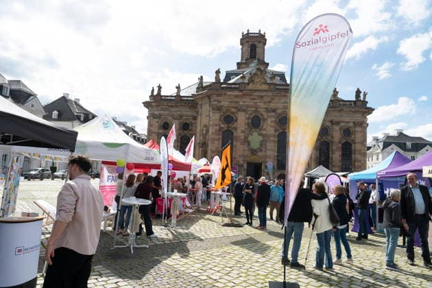 Am Dienstag (9.6.2026) findet in Saarbrücken der saarländische Sozialgipfel statt. Eine der zentralen Forderungen von Gewerkschaften, Kirchen und Verbänden: Der Staat müsse in den Sozialstaat unter anderem in Renten-, Kranken- und Pflegeversicherung investieren, statt dort zu kürzen. Die derzeitige Debatte um eine Reform des Sozialstaats wird heute Nachmittag auch Thema beim saarländischen Sozialgipfel in Saarbrücken sein. Zum 30-jährigen Bestehen des Gipfels stellen Gewerkschaften, Kirchen sowie Sozial- und Wohlfahrtsverbände eine neue Sozialstaats-Charta vor - im Beisein von Ministerpräsidentin Anke REhlinger. *** The Saarland Social Summit will take place in Saarbrücken on Tuesday 9 6 2026 One of the central demands bub