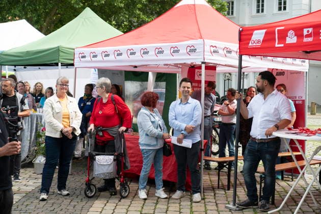 Am Dienstag (9.6.2026) findet in Saarbrücken der saarländische Sozialgipfel statt. Eine der zentralen Forderungen von Gewerkschaften, Kirchen und Verbänden: Der Staat müsse in den Sozialstaat unter anderem in Renten-, Kranken- und Pflegeversicherung investieren, statt dort zu kürzen. Die derzeitige Debatte um eine Reform des Sozialstaats wird heute Nachmittag auch Thema beim saarländischen Sozialgipfel in Saarbrücken sein. Zum 30-jährigen Bestehen des Gipfels stellen Gewerkschaften, Kirchen sowie Sozial- und Wohlfahrtsverbände eine neue Sozialstaats-Charta vor - im Beisein von Ministerpräsidentin Anke REhlinger. *** The Saarland Social Summit will take place in Saarbrücken on Tuesday 9 6 2026 One of the central demands bub