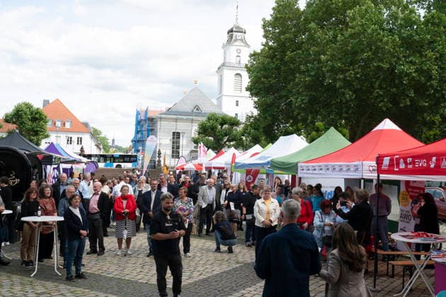 Am Dienstag (9.6.2026) findet in Saarbrücken der saarländische Sozialgipfel statt. Eine der zentralen Forderungen von Gewerkschaften, Kirchen und Verbänden: Der Staat müsse in den Sozialstaat unter anderem in Renten-, Kranken- und Pflegeversicherung investieren, statt dort zu kürzen. Die derzeitige Debatte um eine Reform des Sozialstaats wird heute Nachmittag auch Thema beim saarländischen Sozialgipfel in Saarbrücken sein. Zum 30-jährigen Bestehen des Gipfels stellen Gewerkschaften, Kirchen sowie Sozial- und Wohlfahrtsverbände eine neue Sozialstaats-Charta vor - im Beisein von Ministerpräsidentin Anke REhlinger. *** The Saarland Social Summit will take place in Saarbrücken on Tuesday 9 6 2026 One of the central demands bub