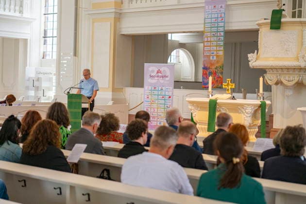 Am Dienstag (9.6.2026) findet in Saarbrücken der saarländische Sozialgipfel statt. Eine der zentralen Forderungen von Gewerkschaften, Kirchen und Verbänden: Der Staat müsse in den Sozialstaat unter anderem in Renten-, Kranken- und Pflegeversicherung investieren, statt dort zu kürzen. Die derzeitige Debatte um eine Reform des Sozialstaats wird heute Nachmittag auch Thema beim saarländischen Sozialgipfel in Saarbrücken sein. Zum 30-jährigen Bestehen des Gipfels stellen Gewerkschaften, Kirchen sowie Sozial- und Wohlfahrtsverbände eine neue Sozialstaats-Charta vor - im Beisein von Ministerpräsidentin Anke REhlinger. *** The Saarland Social Summit will take place in Saarbrücken on Tuesday 9 6 2026 One of the central demands bub