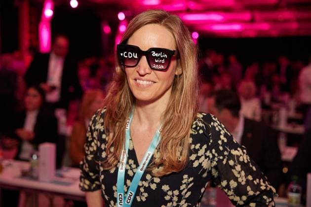 CDU Landesparteitag ** NUR FÜR REDAKTIONELLE ZWECKE ** EDITORIAL USE ONLY **<p>Ottilie Klein (CDU), Generalsekretärin, kommt in die NLND Berlin Eventlocation zum CDU-Parteitag. Klein trägt eine Sonnenbrille mit dem Aufdruck CDU Berlin wird 2026. Heute soll ein Spitzenkandidat für die bevorstehende Abgeordnetenhauswahl nominiert werden. Deutschland Berlin Berlin Copyright: JörgxCarstensen *** CDU state party conference FOR EDITORIAL PURPOSES ONLY EDITORIAL USE ONLY p Ottilie Klein CDU , Secretary General, arrives at the NLND Berlin event location for the CDU party conference Klein wears sunglasses with the words CDU Berlin will be 2026 Today a top candidate is to be nominated for the upcoming parliamentary elections Germany Berlin Copyright: JörgxCarstensen doc867rp50yunt150c2ymbo ,EDITORIAL USE ONLY