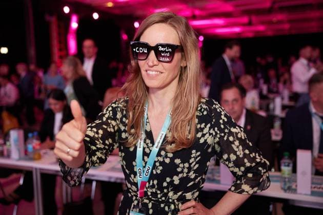 CDU Landesparteitag ** NUR FÜR REDAKTIONELLE ZWECKE ** EDITORIAL USE ONLY **<p>Ottilie Klein (CDU), Generalsekretärin, kommt in die NLND Berlin Eventlocation zum CDU-Parteitag. Klein trägt eine Sonnenbrille mit dem Aufdruck CDU Berlin wird 2026. Heute soll ein Spitzenkandidat für die bevorstehende Abgeordnetenhauswahl nominiert werden. Deutschland Berlin Berlin Copyright: JörgxCarstensen *** CDU state party conference FOR EDITORIAL PURPOSES ONLY EDITORIAL USE ONLY p Ottilie Klein CDU , Secretary General, arrives at the NLND Berlin event location for the CDU party conference Klein wears sunglasses with the words CDU Berlin will be 2026 Today a top candidate is to be nominated for the upcoming parliamentary elections Germany Berlin Copyright: JörgxCarstensen doc867rp56h6jr14rtpnmcz ,EDITORIAL USE ONLY