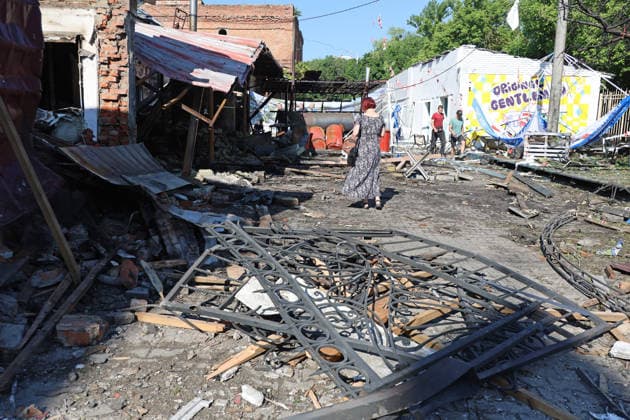 Russian army launches large-scale drone attack on Kharkiv Buildings lie in ruins in one of the districts of Kharkiv, Ukraine, on June 9, 2026. The Russian army conducts a drone strike on the city, impacting residential buildings and civilian infrastructure, resulting in injuries to 15 people, including three children. Kharkiv Ukraine  Copyright: xViacheslavxMadiievskyix originalFilename: ukrinform-russiana260609_npjpS.jpg