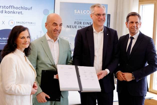 Gitta Connemann, Parlamentarische Staatssekretärin im BMWE, EWE-CEO Stefan Dohler, Gunnar Groebler, CEO der Salzgitter AG, Niedersachsens Ministerpräsident Olaf Lies, Deutschland, Berlin, Salzgitter AG und EWE schließen Vertrag über die Lieferung von grünem Wasserstoff *** Gitta Connemann, Parliamentary State Secretary at the BMWE, EWE CEO Stefan Dohler, Gunnar Groebler, CEO of Salzgitter AG, Lower Saxonys Minister President Olaf Lies, Germany, Berlin, Salzgitter AG and EWE sign contract for the supply of green hydrogen