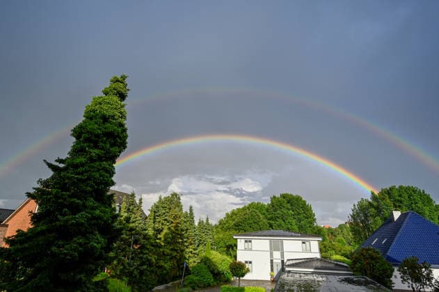 Deutschland, Schleswig-Holstein, Wedel, 09.06.2026: Nach einem starkem Regenguss zeigt sich ein doppelten Regenbogen über Wedel (Schleswig-Holstein) Regenbogen über Wedel *** Germany, Schleswig Holstein, Wedel, 09 06 2026 After a heavy downpour a double rainbow appears over Wedel Schleswig Holstein Rainbow over Wedel