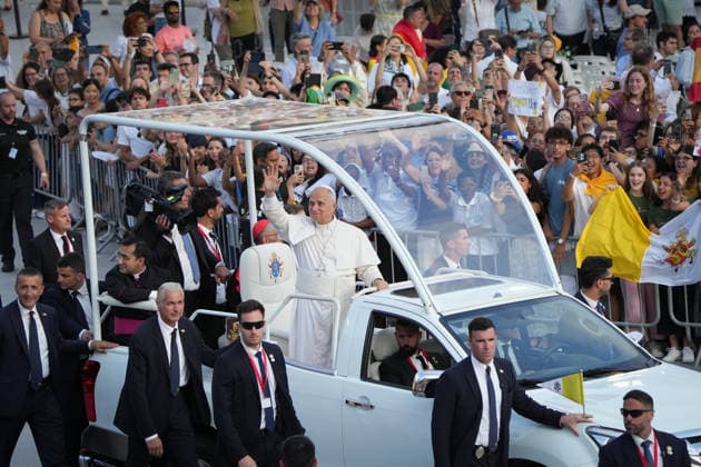 Pope Leo XIV presides over the prayer vigil at the Olympic Stadium Lluís Companys Pope Leo XIV on his arrival at the prayer vigil, at the Olympic Stadium Lluís Companys, on June 9, 2026, in Barcelona, Catalunya Spain This vigil is one of the most important events during the Pontiffs stay in Barcelona and is expected to be attended by some 60,000 people inside the stadium and thousands more faithful are expected to gather in the surrounding area 09 JUNE 2026 CATALONIA PAPA VIGIL BCN CHURCH STADIUM PAPAL VISIT PAPAL AMBIENTE PAPAMOVIL Barcelona Catalunya Catalunya Barcelona Catalunya Spain  Copyright: xDavidxZorrakinox 7584945
