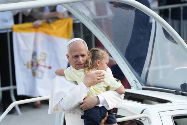 Pope Leo XIV presides over the prayer vigil at the Olympic Stadium Lluís Companys Pope Leo XIV embraces a girl upon his arrival at the prayer vigil, at the Olympic Stadium Lluís Companys, on June 9, 2026, in Barcelona, Catalunya Spain This vigil is one of the most important events during the Pontiffs stay in Barcelona and is expected to be attended by some 60,000 people inside the stadium and thousands more faithful are expected to gather in the surrounding area 09 JUNE 2026 CATALONIA PAPA VIGIL BCN CHURCH STADIUM PAPAL VISIT PAPAL AMBIENTE PAPAMOVIL Barcelona Catalunya Catalunya Barcelona Catalunya Spain  Copyright: xDavidxZorrakinox 7584948