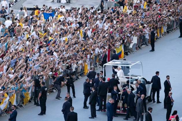 June 9, 2026, Barcelona, Catalonia, Italy: Barcelona, Spain. People cheer to Pope Leo XIV at the meeting with the catholic community of Catalonia at Stadium Lluis Companys. Barcelona Italy  - ZUMAm214 20260609_zip_m214_009 Copyright: xMatteoxSeccix