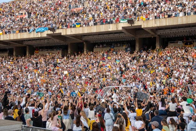 June 9, 2026, Barcelona, Barcelona, Spain: the Olympic Stadium fills to capacity for a Mass with the presence of Pope Leo XIV on the first day of his visit to Barcelona..In the pic :Pope Leo XIV Barcelona Spain  - ZUMAr179 20260609_zip_r179_046 Copyright: xEricxRenomx