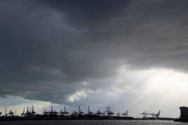 Hamburg, Regenbogen über dem Hafen Über den Hamburger Hafen zieht eine Gewitterfront. *** A storm front passes over the port of Hamburg