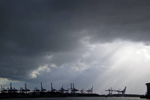 Hamburg, Regenbogen über dem Hafen Über den Hamburger Hafen zieht eine Gewitterfront. *** A storm front passes over the port of Hamburg